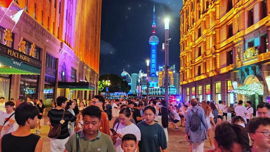 上海夜晚精彩纷呈，外滩南京路成夜生活主要看点